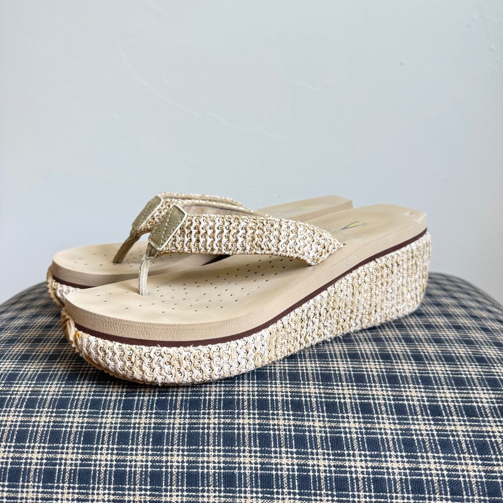 Volatile Woven Raffia Platform Wedge Thong Sandals Size 8 Beige